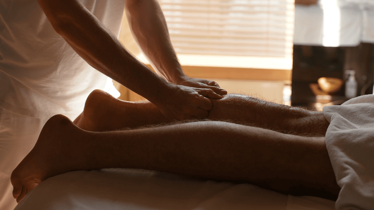 Massage profond de la jambe sur table