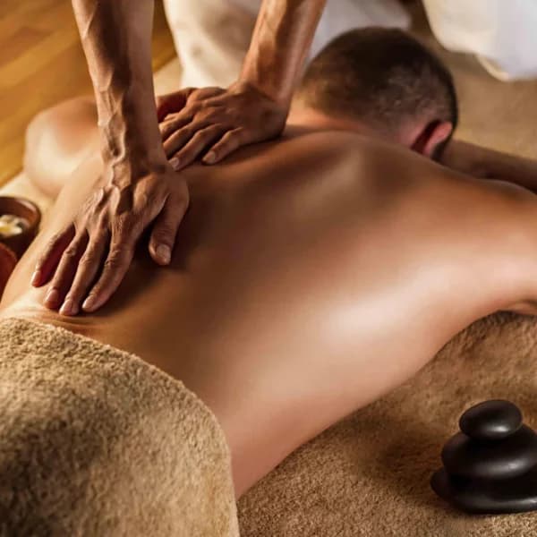 Pétrissage profond du dos, massage sportif
