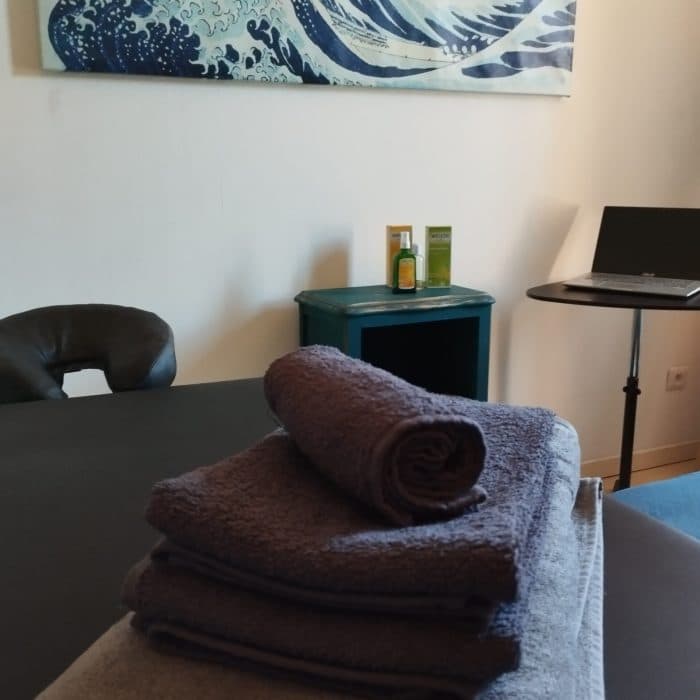 Table de massage et serviettes soigneusement pliées
