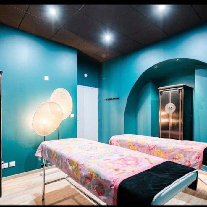 Salle de massage duo, deux tables côte à côte